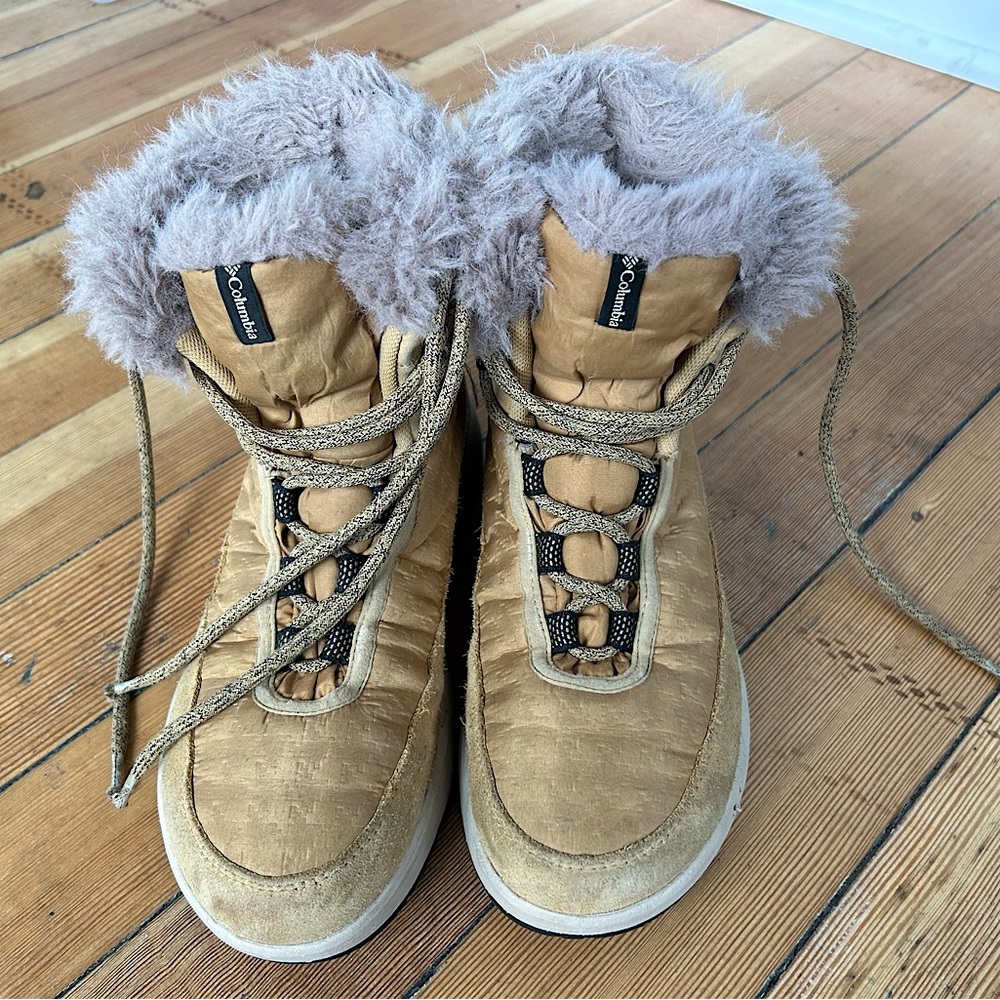 Columbia Women's Tan Winter Boots with Plush Trim